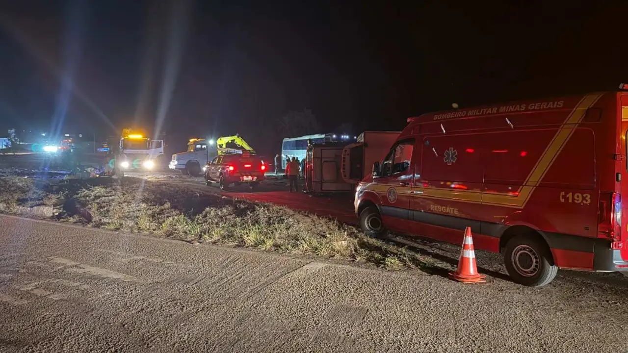 Bombeiros atendem grave acidente na BR-116 em Minas Gerais Bombeiros atendem grave acidente na BR-116 em Minas Gerais