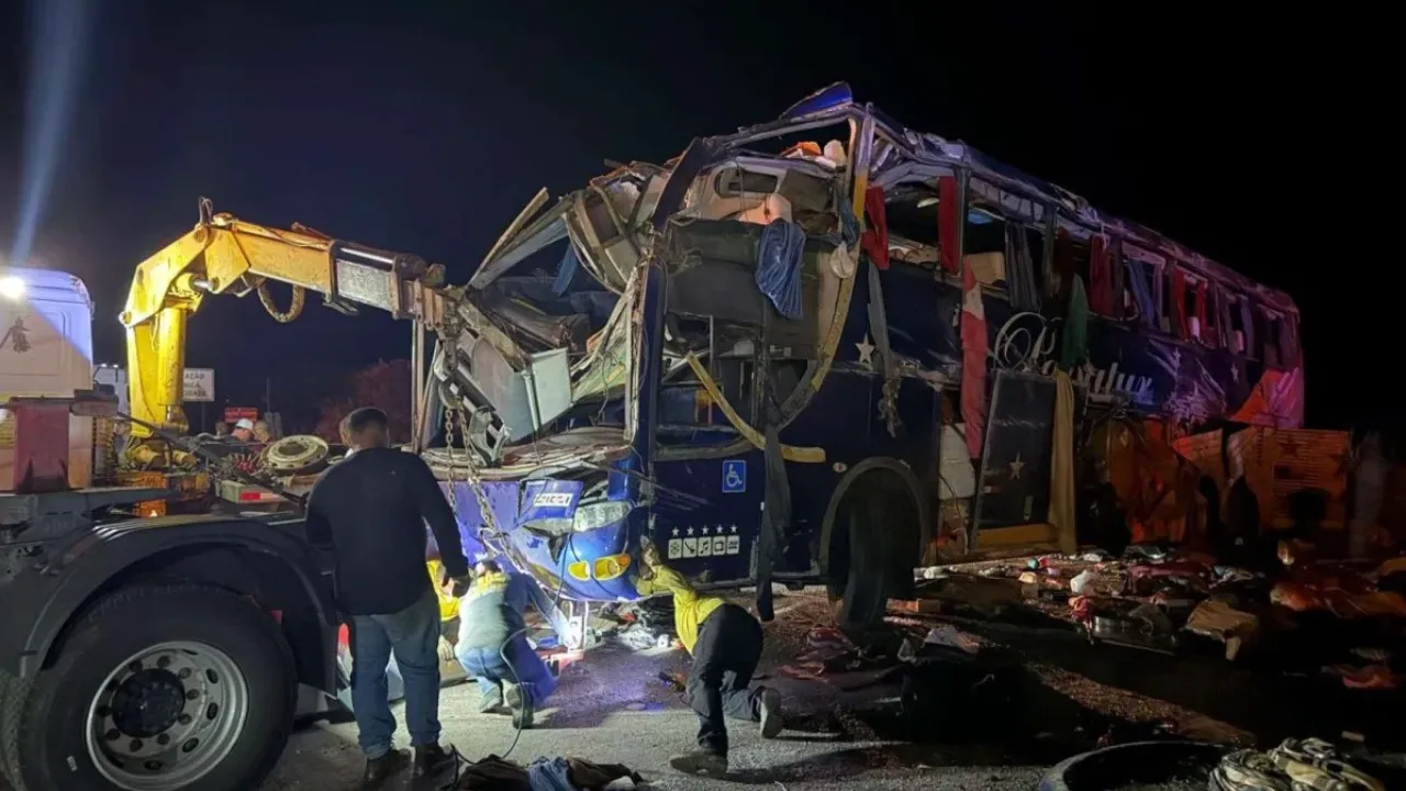 Ônibus de turismo destruído em acidente na BR-116 Ônibus de turismo destruído em acidente na BR-116