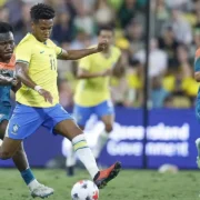 Jogador da Seleção Brasileira disputa a bola com adversário da Austrália durante amistoso
