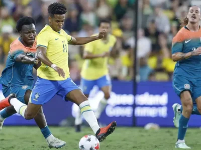 Jogador da Seleção Brasileira disputa a bola com adversário da Austrália durante amistoso