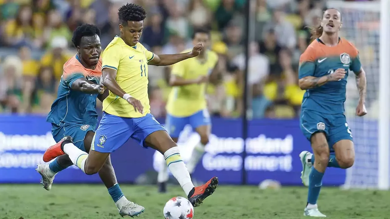 Jogador da Seleção Brasileira disputa a bola com adversário da Austrália durante amistoso