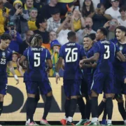 Jogadores da Seleção Brasileira comemoram gol contra a Austrália em Brisbane