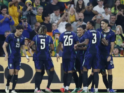 Jogadores da Seleção Brasileira comemoram gol contra a Austrália em Brisbane