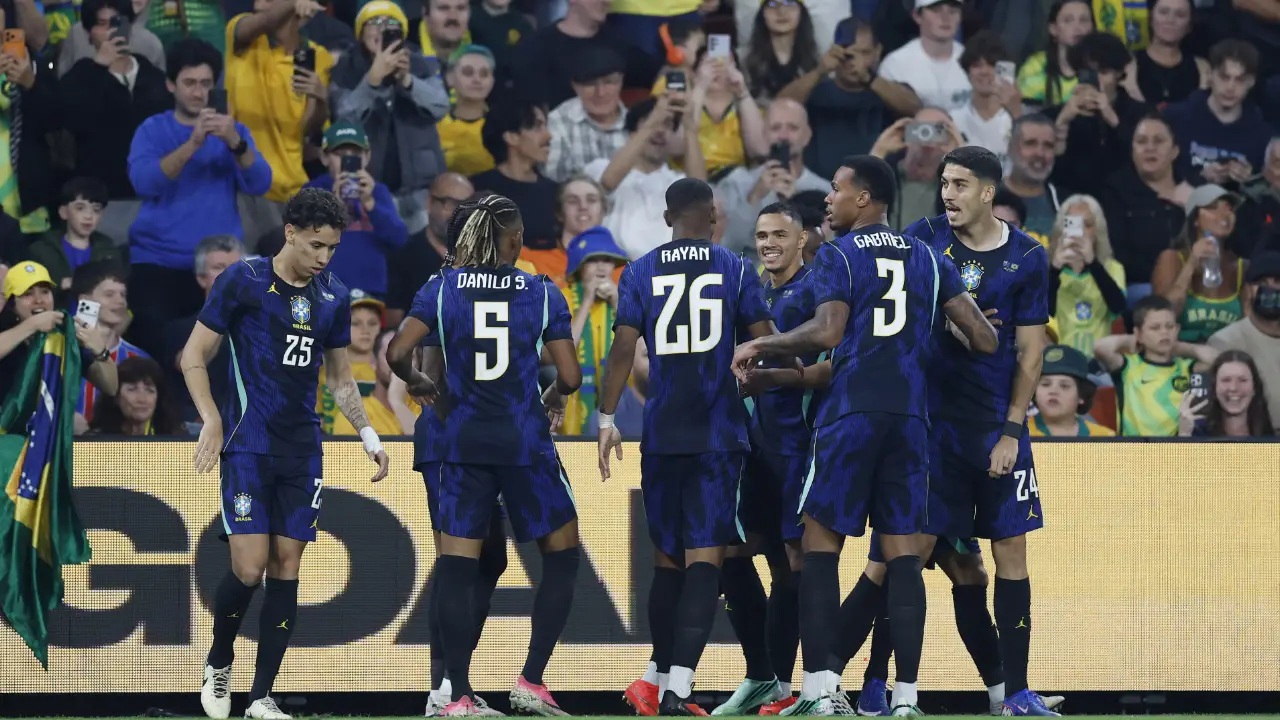 Jogadores da Seleção Brasileira comemoram gol contra a Austrália em Brisbane