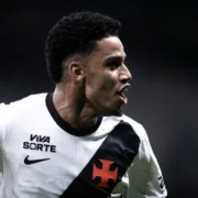 Brenner durante partida pelo Vasco antes de sofrer lesão no pé esquerdo