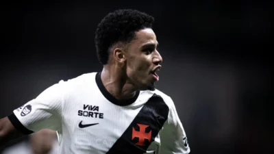 Brenner durante partida pelo Vasco antes de sofrer lesão no pé esquerdo
