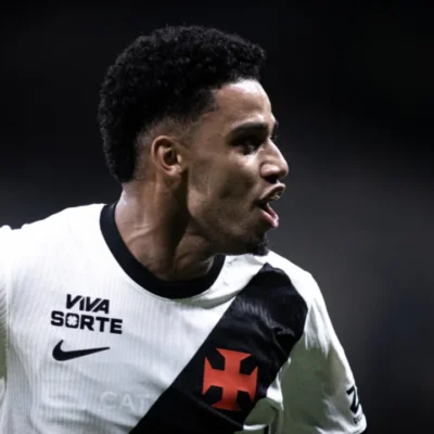 Brenner durante partida pelo Vasco antes de sofrer lesão no pé esquerdo