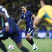 Bruno Guimarães comemora gol pela Seleção Brasileira contra a Austrália em Brisbane