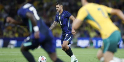 Bruno Guimarães comemora gol pela Seleção Brasileira contra a Austrália em Brisbane