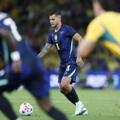 Bruno Guimarães comemora gol pela Seleção Brasileira contra a Austrália em Brisbane