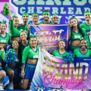 Equipe de cheerleading comemora resultado em competição