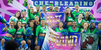 Equipe de cheerleading comemora resultado em competição