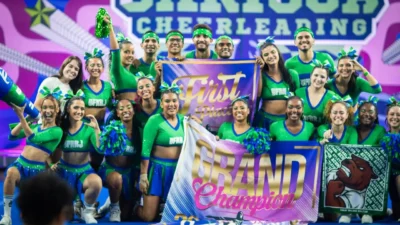 Equipe de cheerleading comemora resultado em competição