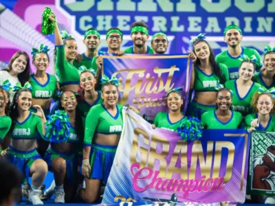 Equipe de cheerleading comemora resultado em competição