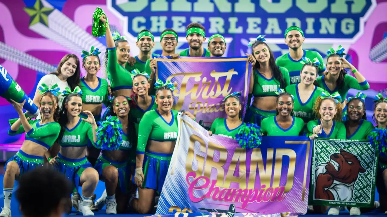 Equipe de cheerleading comemora resultado em competição Equipe de cheerleading comemora resultado em competição