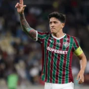 Germán Cano comemora com a camisa do Fluminense antes da semifinal da Libertadores