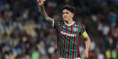 Germán Cano comemora com a camisa do Fluminense antes da semifinal da Libertadores