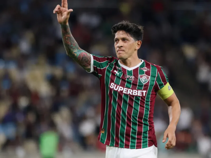 Germán Cano comemora com a camisa do Fluminense antes da semifinal da Libertadores