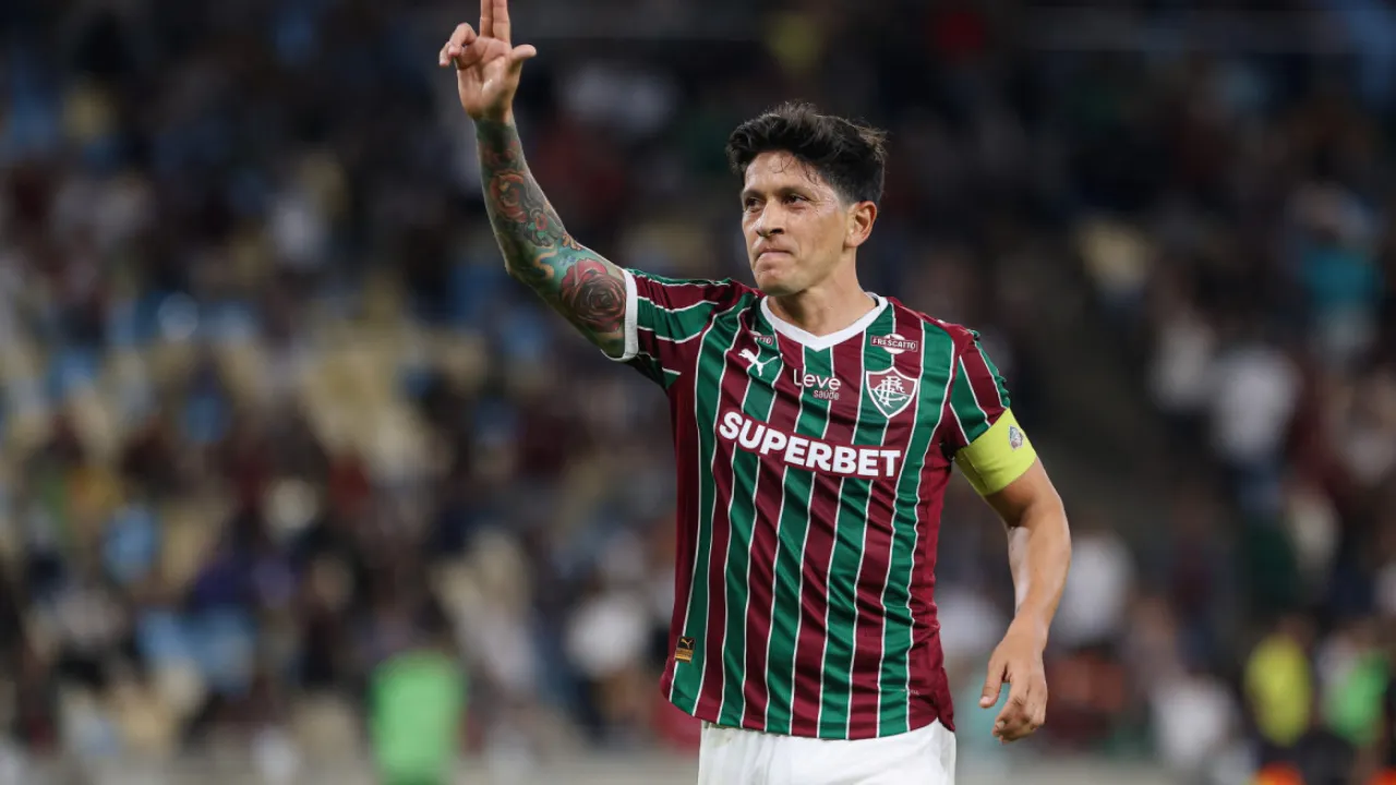 Germán Cano comemora com a camisa do Fluminense antes da semifinal da Libertadores Germán Cano comemora com a camisa do Fluminense antes da semifinal da Libertadores