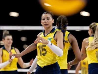 Carolana durante partida de vôlei pela Seleção Brasileira