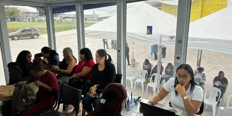 Carreta da Saúde da Mulher instalada no Caminho Niemeyer, em Niterói