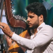 Harpista Rafael Deboleto durante apresentação; músico toca gratuitamente no CCBB Rio nesta segunda-feira