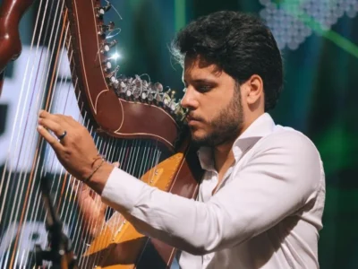 Harpista Rafael Deboleto durante apresentação; músico toca gratuitamente no CCBB Rio nesta segunda-feira