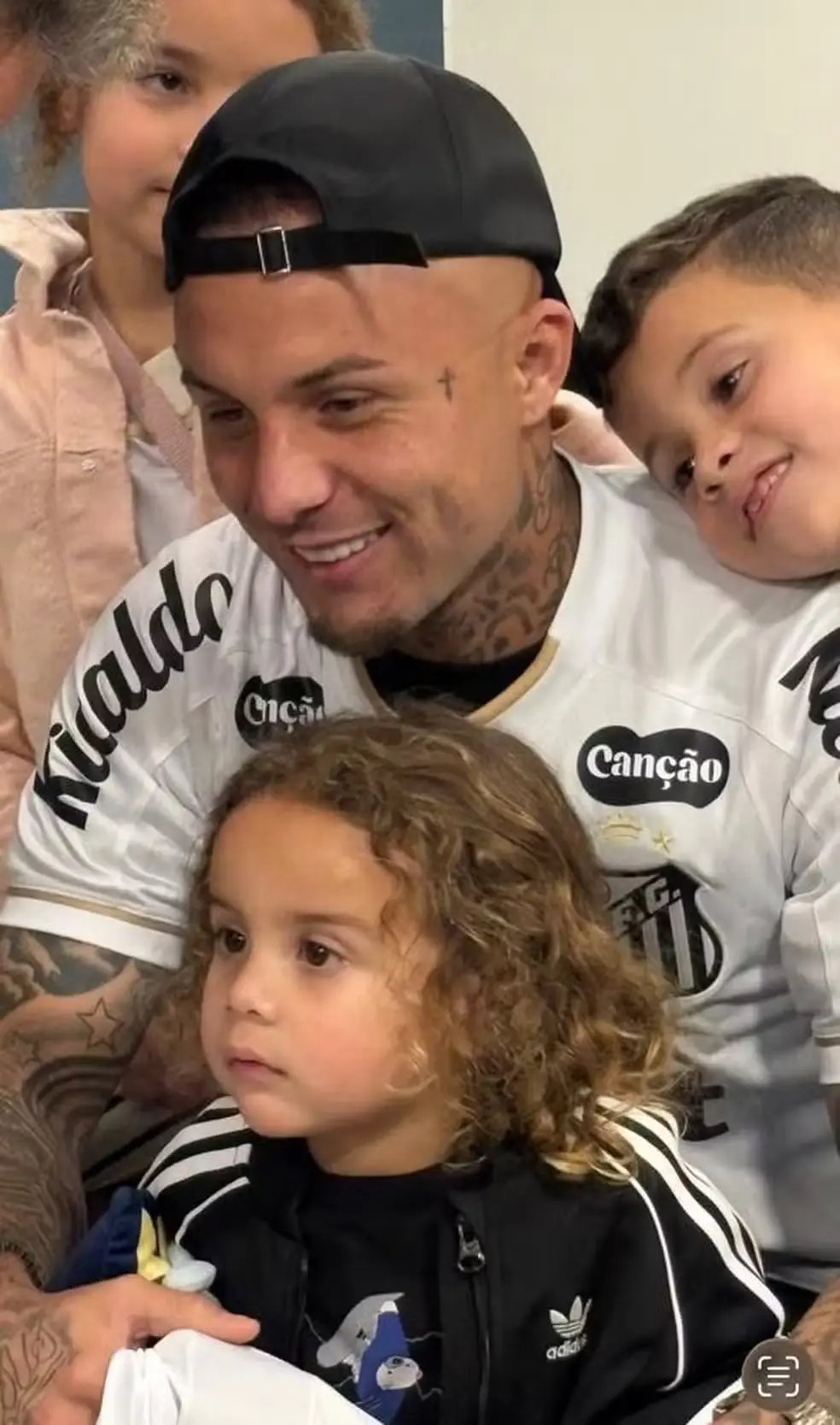 Registro da chegada de Everton Cebolinha a São Paulo com camisa do Santos antes da assinatura do contrato Registro da chegada de Everton Cebolinha a São Paulo com camisa do Santos antes da assinatura do contrato