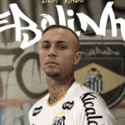 Everton Cebolinha com a camisa do Santos após assinar contrato com o clube em 2026