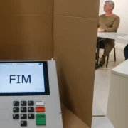 Eleitor diante de urna eletrônica durante votação