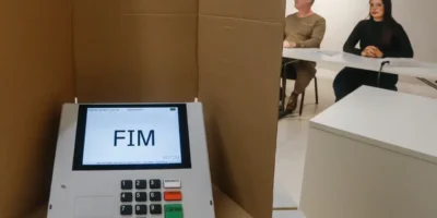 Eleitor diante de urna eletrônica durante votação