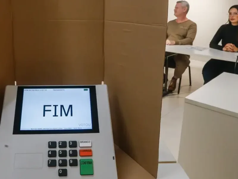 Eleitor diante de urna eletrônica durante votação