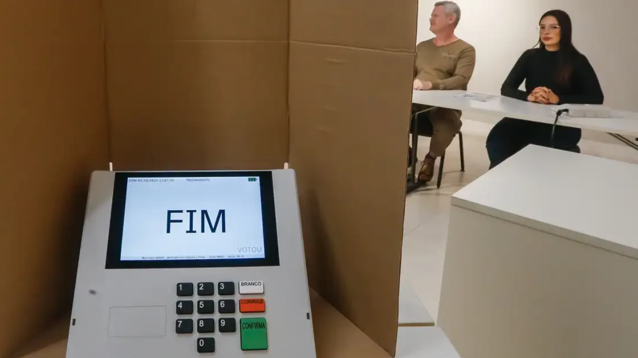 Eleitor diante de urna eletrônica durante votação