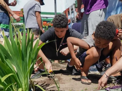 Usuários participam de atividade na horta do Centro de Referência Municipal em Autismo, no Gradim