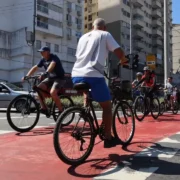 Ciclistas utilizam ciclovia da Avenida Marquês do Paraná em Niterói