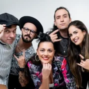 Banda posa para foto de divulgação da programação musical do Circuito BBQ São Francisco