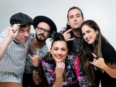 Banda posa para foto de divulgação da programação musical do Circuito BBQ São Francisco