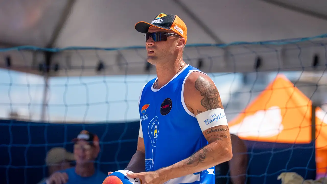Atleta participa do Circuito Carioca de Vôlei de Praia, que estreia na Praia de Icaraí em Niterói Atleta participa do Circuito Carioca de Vôlei de Praia, que estreia na Praia de Icaraí em Niterói