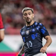 Arrascaeta desembarca no Rio antes de cirurgia após fratura no punho esquerdo