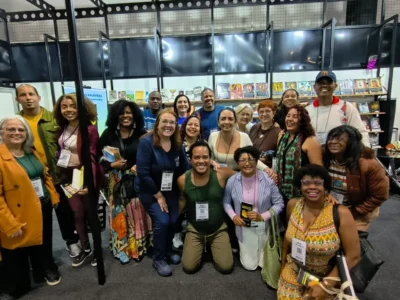 Participantes do Clube das Palavras durante atividade literária na Bienal de São Paulo