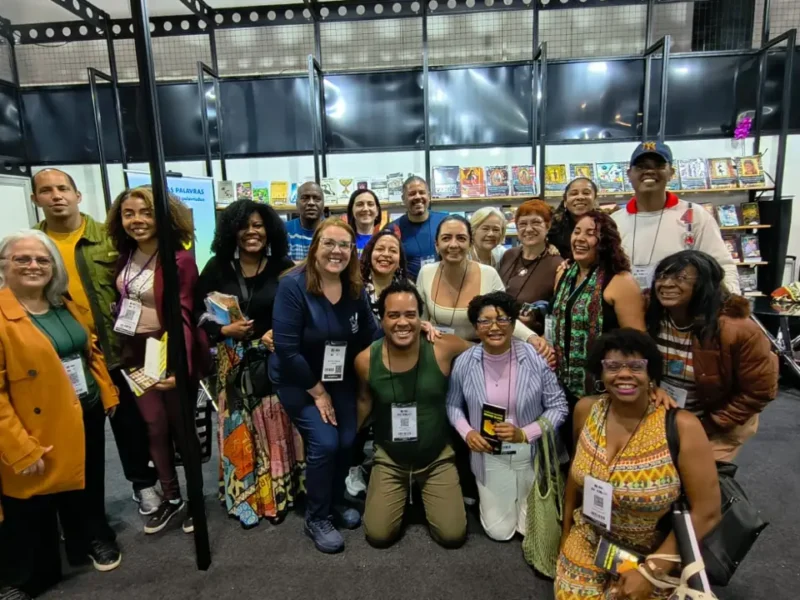 Participantes do Clube das Palavras durante atividade literária na Bienal de São Paulo