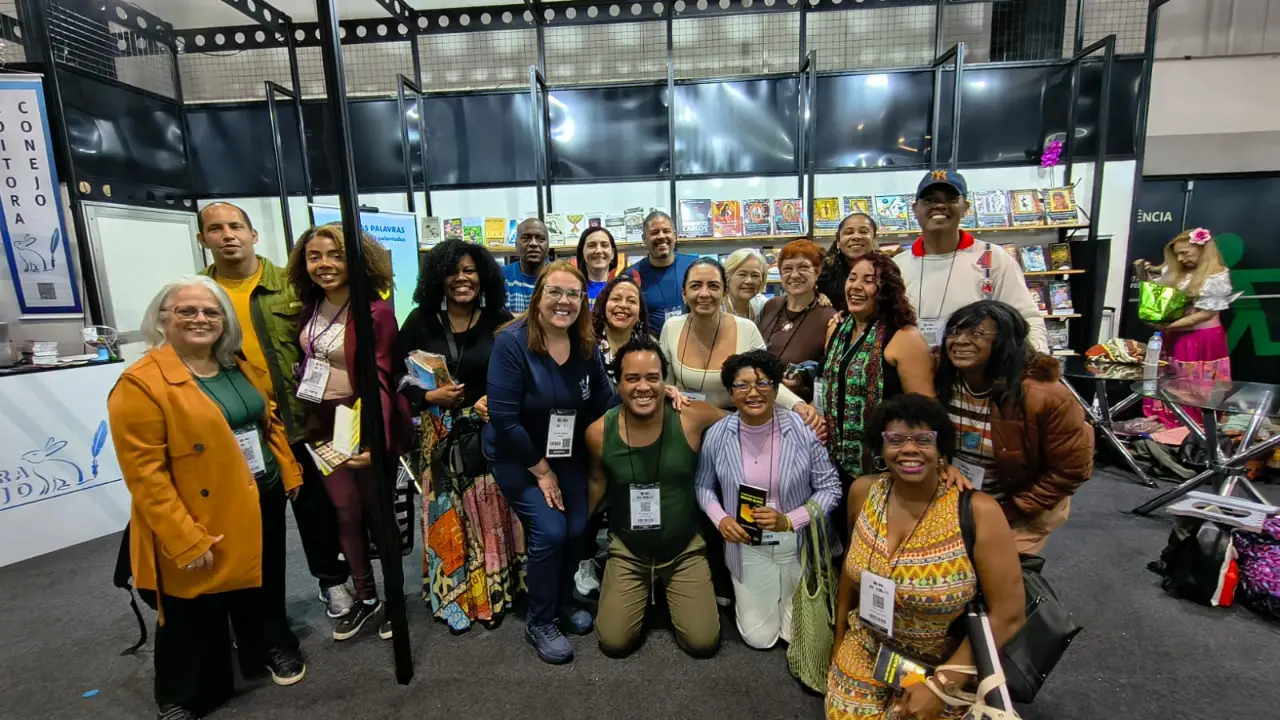 Participantes do Clube das Palavras durante atividade literária na Bienal de São Paulo Participantes do Clube das Palavras durante atividade literária na Bienal de São Paulo