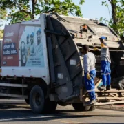 Caminhão da coleta domiciliar recolhe lixo em rua de Maricá