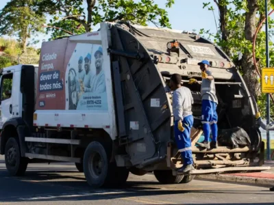 Caminhão da coleta domiciliar recolhe lixo em rua de Maricá