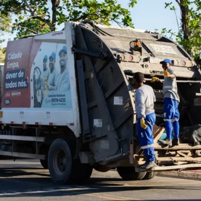 Caminhão da coleta domiciliar recolhe lixo em rua de Maricá