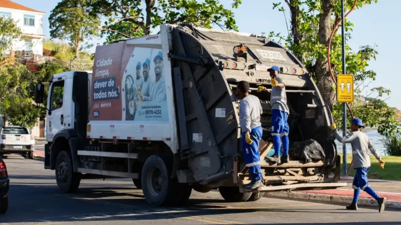 Caminhão da coleta domiciliar recolhe lixo em rua de Maricá