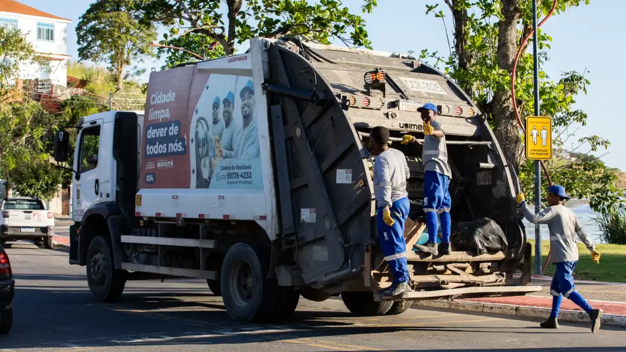 Caminhão da coleta domiciliar recolhe lixo em rua de Maricá