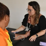 Atendimento no consultório médico da Clin, em São Lourenço, destinado aos trabalhadores da companhia