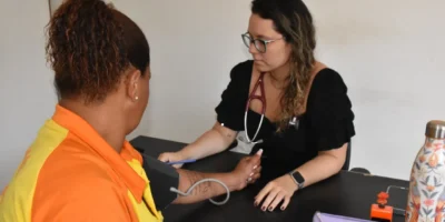 Atendimento no consultório médico da Clin, em São Lourenço, destinado aos trabalhadores da companhia