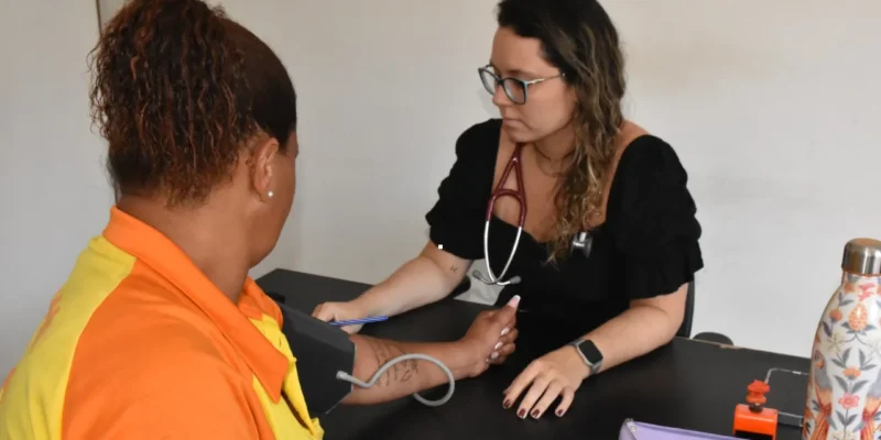 Atendimento no consultório médico da Clin, em São Lourenço, destinado aos trabalhadores da companhia